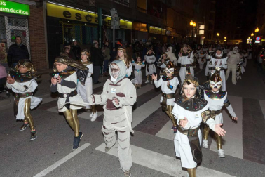 La capital ribera celebró este sábado el primer desfile en sus fiestas que acabarán este domingo con un nuevo pasacalles a partir de las 12.00 horas
