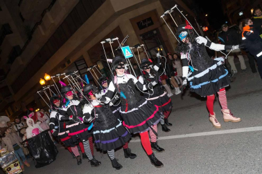 La capital ribera celebró este sábado el primer desfile en sus fiestas que acabarán este domingo con un nuevo pasacalles a partir de las 12.00 horas