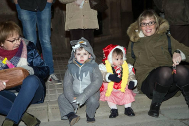 La capital ribera celebró este sábado el primer desfile en sus fiestas que acabarán este domingo con un nuevo pasacalles a partir de las 12.00 horas