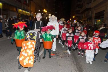 La capital ribera celebró este sábado el primer desfile en sus fiestas que acabarán este domingo con un nuevo pasacalles a partir de las 12.00 horas