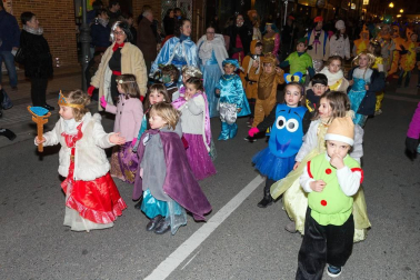 La capital ribera celebró este sábado el primer desfile en sus fiestas que acabarán este domingo con un nuevo pasacalles a partir de las 12.00 horas
