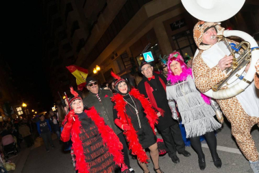 La capital ribera celebró este sábado el primer desfile en sus fiestas que acabarán este domingo con un nuevo pasacalles a partir de las 12.00 horas