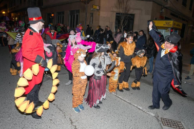 La capital ribera celebró este sábado el primer desfile en sus fiestas que acabarán este domingo con un nuevo pasacalles a partir de las 12.00 horas