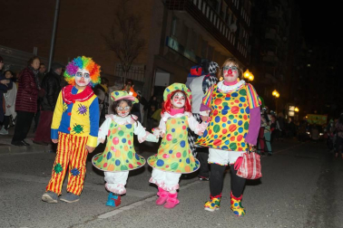 La capital ribera celebró este sábado el primer desfile en sus fiestas que acabarán este domingo con un nuevo pasacalles a partir de las 12.00 horas