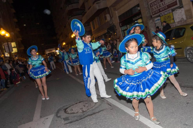 La capital ribera celebró este sábado el primer desfile en sus fiestas que acabarán este domingo con un nuevo pasacalles a partir de las 12.00 horas