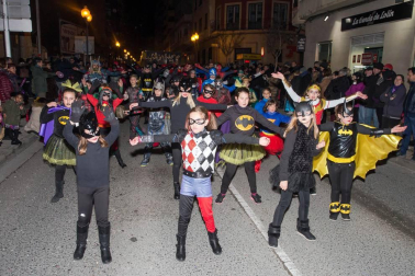 La capital ribera celebró este sábado el primer desfile en sus fiestas que acabarán este domingo con un nuevo pasacalles a partir de las 12.00 horas