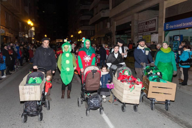La capital ribera celebró este sábado el primer desfile en sus fiestas que acabarán este domingo con un nuevo pasacalles a partir de las 12.00 horas
