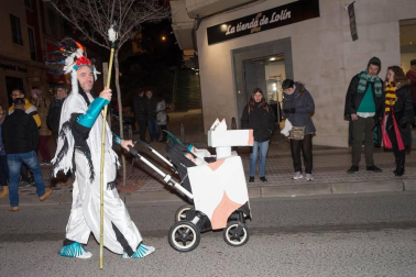 La capital ribera celebró este sábado el primer desfile en sus fiestas que acabarán este domingo con un nuevo pasacalles a partir de las 12.00 horas