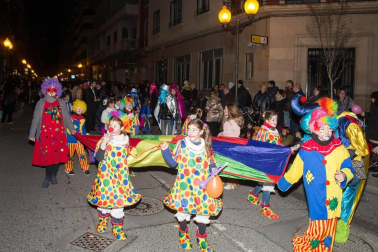 La capital ribera celebró este sábado el primer desfile en sus fiestas que acabarán este domingo con un nuevo pasacalles a partir de las 12.00 horas