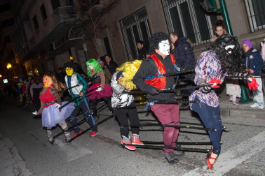 La capital ribera celebró este sábado el primer desfile en sus fiestas que acabarán este domingo con un nuevo pasacalles a partir de las 12.00 horas