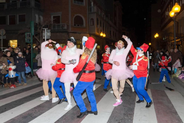 La capital ribera celebró este sábado el primer desfile en sus fiestas que acabarán este domingo con un nuevo pasacalles a partir de las 12.00 horas