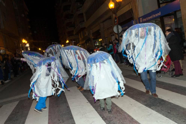 La capital ribera celebró este sábado el primer desfile en sus fiestas que acabarán este domingo con un nuevo pasacalles a partir de las 12.00 horas