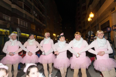 La capital ribera celebró este sábado el primer desfile en sus fiestas que acabarán este domingo con un nuevo pasacalles a partir de las 12.00 horas