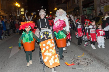 La capital ribera celebró este sábado el primer desfile en sus fiestas que acabarán este domingo con un nuevo pasacalles a partir de las 12.00 horas