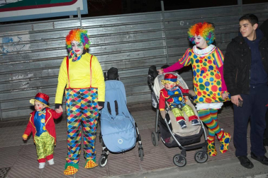 La capital ribera celebró este sábado el primer desfile en sus fiestas que acabarán este domingo con un nuevo pasacalles a partir de las 12.00 horas