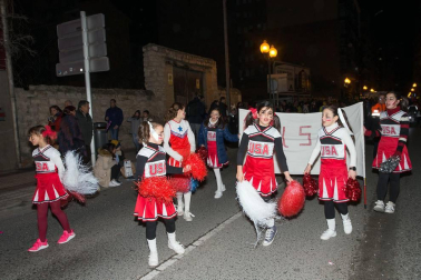 La capital ribera celebró este sábado el primer desfile en sus fiestas que acabarán este domingo con un nuevo pasacalles a partir de las 12.00 horas