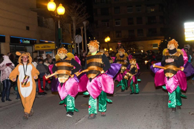 La capital ribera celebró este sábado el primer desfile en sus fiestas que acabarán este domingo con un nuevo pasacalles a partir de las 12.00 horas