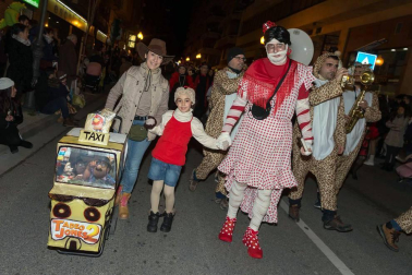 La capital ribera celebró este sábado el primer desfile en sus fiestas que acabarán este domingo con un nuevo pasacalles a partir de las 12.00 horas