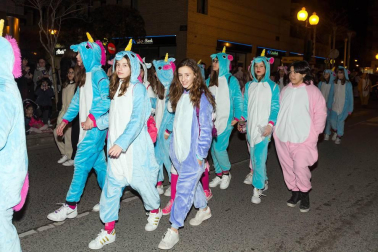 La capital ribera celebró este sábado el primer desfile en sus fiestas que acabarán este domingo con un nuevo pasacalles a partir de las 12.00 horas