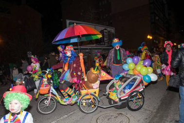 La capital ribera celebró este sábado el primer desfile en sus fiestas que acabarán este domingo con un nuevo pasacalles a partir de las 12.00 horas