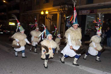 La capital ribera celebró este sábado el primer desfile en sus fiestas que acabarán este domingo con un nuevo pasacalles a partir de las 12.00 horas