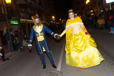 La capital ribera celebró este sábado el primer desfile en sus fiestas que acabarán este domingo con un nuevo pasacalles a partir de las 12.00 horas