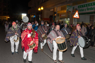 La capital ribera celebró este sábado el primer desfile en sus fiestas que acabarán este domingo con un nuevo pasacalles a partir de las 12.00 horas