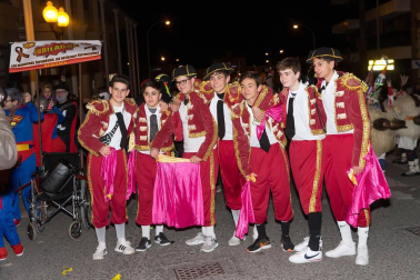 La capital ribera celebró este sábado el primer desfile en sus fiestas que acabarán este domingo con un nuevo pasacalles a partir de las 12.00 horas