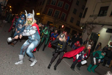 La capital ribera celebró este sábado el primer desfile en sus fiestas que acabarán este domingo con un nuevo pasacalles a partir de las 12.00 horas