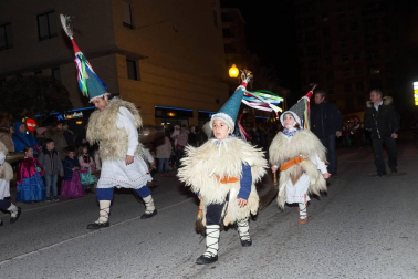 La capital ribera celebró este sábado el primer desfile en sus fiestas que acabarán este domingo con un nuevo pasacalles a partir de las 12.00 horas