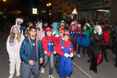 La capital ribera celebró este sábado el primer desfile en sus fiestas que acabarán este domingo con un nuevo pasacalles a partir de las 12.00 horas