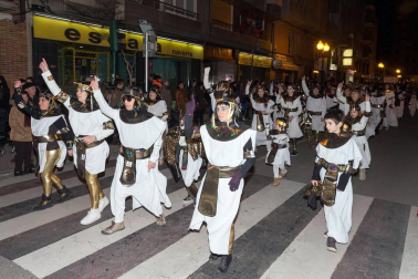 La capital ribera celebró este sábado el primer desfile en sus fiestas que acabarán este domingo con un nuevo pasacalles a partir de las 12.00 horas