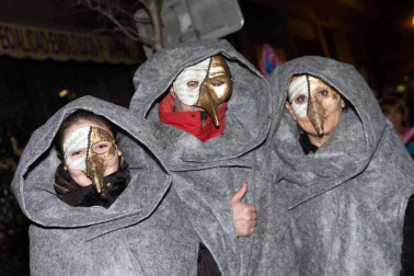 La capital ribera celebró este sábado el primer desfile en sus fiestas que acabarán este domingo con un nuevo pasacalles a partir de las 12.00 horas