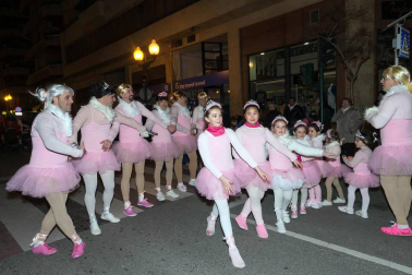 La capital ribera celebró este sábado el primer desfile en sus fiestas que acabarán este domingo con un nuevo pasacalles a partir de las 12.00 horas