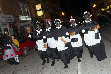 La capital ribera celebró este sábado el primer desfile en sus fiestas que acabarán este domingo con un nuevo pasacalles a partir de las 12.00 horas