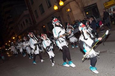 La capital ribera celebró este sábado el primer desfile en sus fiestas que acabarán este domingo con un nuevo pasacalles a partir de las 12.00 horas