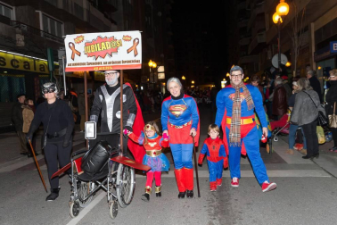La capital ribera celebró este sábado el primer desfile en sus fiestas que acabarán este domingo con un nuevo pasacalles a partir de las 12.00 horas
