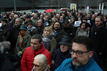 Más de un centenar de personas han participado este domingo en Pamplona en una concentración en recuerdo a las víctimas de ETA en la que se ha advertido sobre "el nuevo relato" que "pretende limpiar el pasado, equiparar sufrimientos, lo que en la práctica les exonera de cualquier responsabilidad".