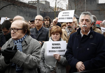 Más de un centenar de personas han participado este domingo en Pamplona en una concentración en recuerdo a las víctimas de ETA en la que se ha advertido sobre "el nuevo relato" que "pretende limpiar el pasado, equiparar sufrimientos, lo que en la práctica les exonera de cualquier responsabilidad".