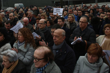 Más de un centenar de personas han participado este domingo en Pamplona en una concentración en recuerdo a las víctimas de ETA en la que se ha advertido sobre "el nuevo relato" que "pretende limpiar el pasado, equiparar sufrimientos, lo que en la práctica les exonera de cualquier responsabilidad".
