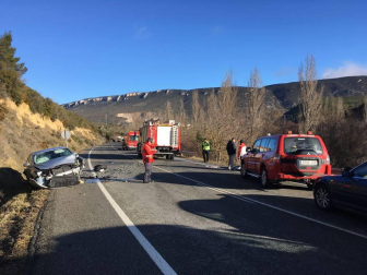 Dos conductores han resultado heridos en una colisión frontal en el kilómetro 1 de la NA-127 entre Liédena y Sangüesa, en el término de Liédena.