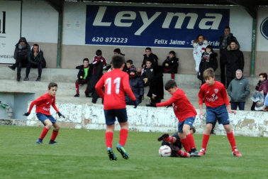 El C.D. San Adrián organizó el pasado fin de semana el primer Torneo Nacional Villa de San Adrián de fútbol, dirigido a las categorías 2006 y 2008. Además del equipo local también participaron otros clubes como el Athletic de Bilbao, Logroño, Osasuna, San Marcial, Izarra, Casco Viejo, Gazte Berriak, La Riera, Mutilvera o Inter Vista Alegre, que dejaron una buena jornada de fútbol en el campo Municipal.