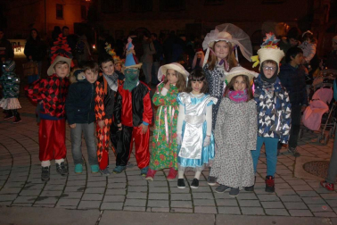 El sábado 10 de febrero Aoiz abrió el primer acto de sus fiestas de Carnaval. La jornada dio inicio con la tradicional recogida de huevos y txistorra por la localidad en la que participaron los particulares personajes agoizkos: maskaritas y kaskabobos. Una chocolatada infantil dio paso a la kalejira, en la que los vecinos y sus disfraces estuvieron acompañados por los grupos locales de txitularis, trikitixas, gaiteros, joaldunak y Aogizko Burrunba.