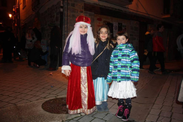 El sábado 10 de febrero Aoiz abrió el primer acto de sus fiestas de Carnaval. La jornada dio inicio con la tradicional recogida de huevos y txistorra por la localidad en la que participaron los particulares personajes agoizkos: maskaritas y kaskabobos. Una chocolatada infantil dio paso a la kalejira, en la que los vecinos y sus disfraces estuvieron acompañados por los grupos locales de txitularis, trikitixas, gaiteros, joaldunak y Aogizko Burrunba.