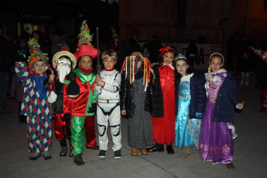 El sábado 10 de febrero Aoiz abrió el primer acto de sus fiestas de Carnaval. La jornada dio inicio con la tradicional recogida de huevos y txistorra por la localidad en la que participaron los particulares personajes agoizkos: maskaritas y kaskabobos. Una chocolatada infantil dio paso a la kalejira, en la que los vecinos y sus disfraces estuvieron acompañados por los grupos locales de txitularis, trikitixas, gaiteros, joaldunak y Aogizko Burrunba.