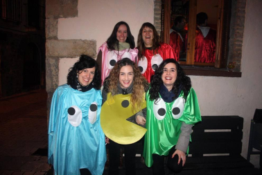 El sábado 10 de febrero Aoiz abrió el primer acto de sus fiestas de Carnaval. La jornada dio inicio con la tradicional recogida de huevos y txistorra por la localidad en la que participaron los particulares personajes agoizkos: maskaritas y kaskabobos. Una chocolatada infantil dio paso a la kalejira, en la que los vecinos y sus disfraces estuvieron acompañados por los grupos locales de txitularis, trikitixas, gaiteros, joaldunak y Aogizko Burrunba.