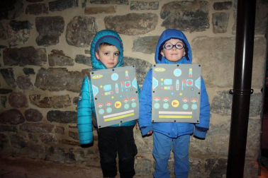 El sábado 10 de febrero Aoiz abrió el primer acto de sus fiestas de Carnaval. La jornada dio inicio con la tradicional recogida de huevos y txistorra por la localidad en la que participaron los particulares personajes agoizkos: maskaritas y kaskabobos. Una chocolatada infantil dio paso a la kalejira, en la que los vecinos y sus disfraces estuvieron acompañados por los grupos locales de txitularis, trikitixas, gaiteros, joaldunak y Aogizko Burrunba.