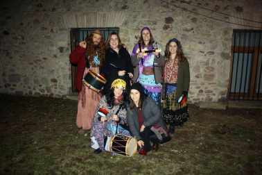El sábado 10 de febrero Aoiz abrió el primer acto de sus fiestas de Carnaval. La jornada dio inicio con la tradicional recogida de huevos y txistorra por la localidad en la que participaron los particulares personajes agoizkos: maskaritas y kaskabobos. Una chocolatada infantil dio paso a la kalejira, en la que los vecinos y sus disfraces estuvieron acompañados por los grupos locales de txitularis, trikitixas, gaiteros, joaldunak y Aogizko Burrunba.