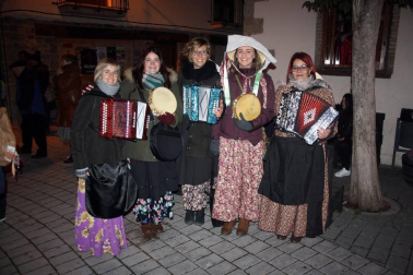 El sábado 10 de febrero Aoiz abrió el primer acto de sus fiestas de Carnaval. La jornada dio inicio con la tradicional recogida de huevos y txistorra por la localidad en la que participaron los particulares personajes agoizkos: maskaritas y kaskabobos. Una chocolatada infantil dio paso a la kalejira, en la que los vecinos y sus disfraces estuvieron acompañados por los grupos locales de txitularis, trikitixas, gaiteros, joaldunak y Aogizko Burrunba.