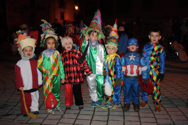 El sábado 10 de febrero Aoiz abrió el primer acto de sus fiestas de Carnaval. La jornada dio inicio con la tradicional recogida de huevos y txistorra por la localidad en la que participaron los particulares personajes agoizkos: maskaritas y kaskabobos. Una chocolatada infantil dio paso a la kalejira, en la que los vecinos y sus disfraces estuvieron acompañados por los grupos locales de txitularis, trikitixas, gaiteros, joaldunak y Aogizko Burrunba.